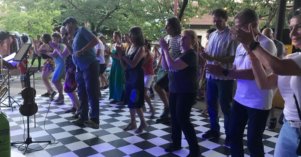Soirée soul food pour manger exotique, écouter du jazz et danser un peu à l'ombre
